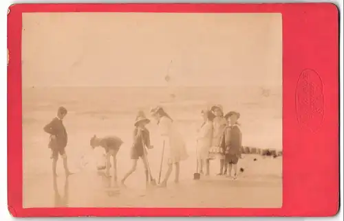 Fotografie P. E. Nickelsen, Sylt, Ansicht Westerland, Kinder beim Spielen und Buddeln am Strand