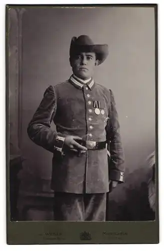 Fotografie Weber, Mindelheim, Einjährig-Freiwilliger Soldat der DSWA Schutztruppe in Uniform, Orden, Südwester