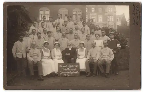 Fotografie Carl Schrick, Witten / Ruhr, Ansicht Witten / Ruhr, Rekonvaleszenten vor dem Gemeindehaus des Vereinslazarett