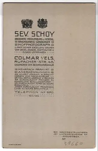Fotografie Sev. Schoy, Colmar i. Els., Kradmelder in Uniformmantel mit Tasche und Schirmmütze