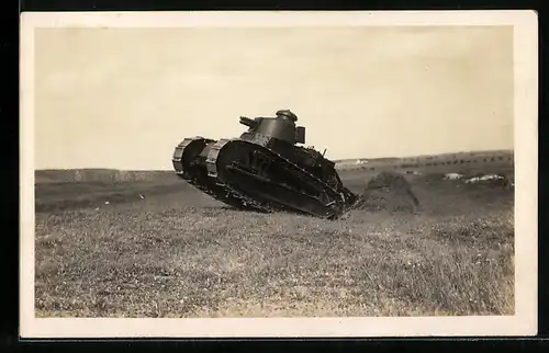 Foto-AK Panzer Renault FT im Gelände