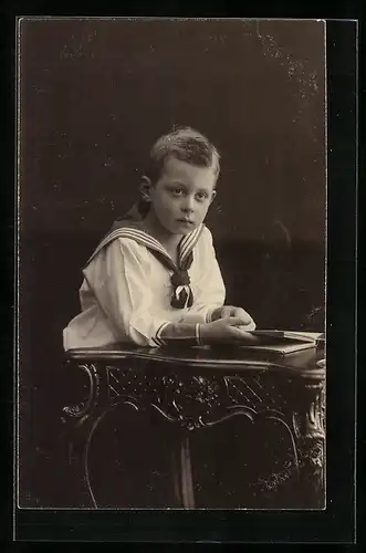 AK Nikolaus von Oldenburg als Knabe im Matrosenhemd an einem Tischchen