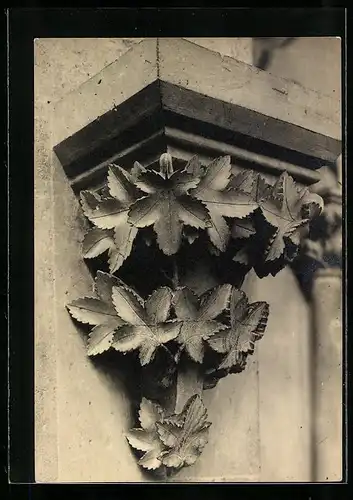 Foto-AK Walter Hege: Giebelelement mit Blattwerk an einem Gebäude