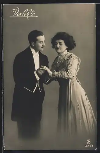 Foto-AK L.J. & F.F. Nr. 2466 /2: Verlobtes Paar in eleganter Kleidung
