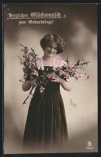 Foto-AK L.J. & F.F. Nr. 3322 /1: Junge Frau mit Geburtstagsblumen