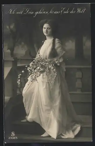 Foto-AK L.J. & F.F., Frau mit Blumenstrauss steht auf einer Treppe