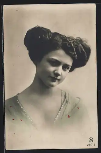 Foto-AK L.J. & F.F. Nr. 2517 /6: Junge Dame mit toupiertem Haar