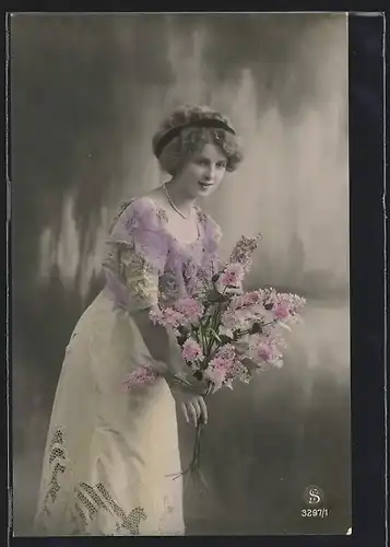 Foto-AK L.J. & F.F. Nr. 3297 /1: Junge Frau mit Blumen