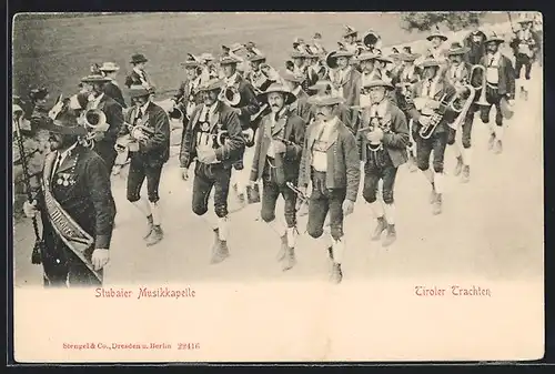 AK Stubaier Musikkapelle bei einem Umzug