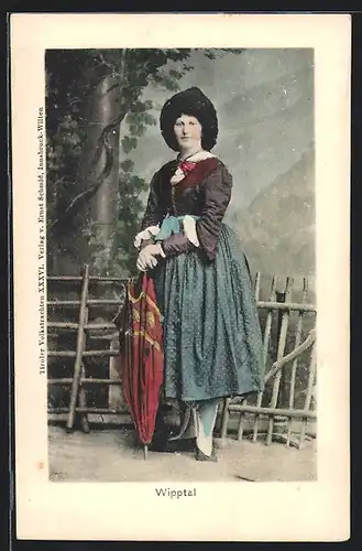 AK Wipptalerin in Tracht vor Fotokulisse