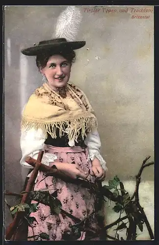 AK Frau aus dem Brixental in Tracht