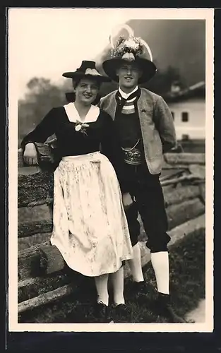 AK Zillertaler Trachtenpaar, an ein Gatter gelehnt