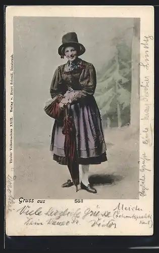 AK Söll, Lächelndes junges Trachtenmädchen mit Schirm und Hut