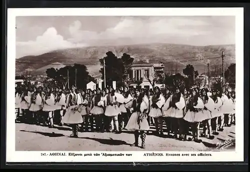 AK Athenes, Evzones avec ses officiers, griechische Soldaten in Uniform