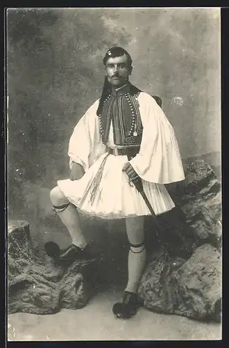 AK Grieche in traditioneller Kleidung bei den Felsen