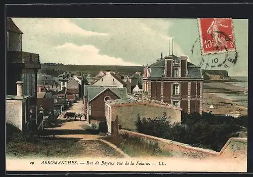 AK Arromanches, Rue de Bayeux vue de la Falaise