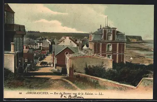 AK Arromanches, Rue de Bayeux vue de la Flaise