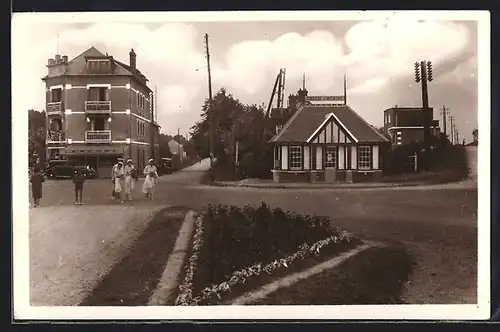 AK Franceville-Plage, Hotel des Pins et les Bureaux de Poste et Syndicat d`Initiative