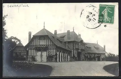 AK Benerville, Blick auf grosses Gebäude