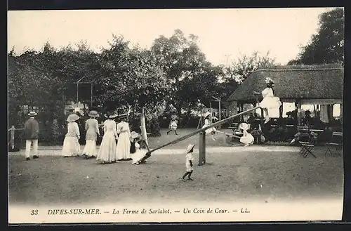 AK Dives-sur-Mer, La Ferme de Sarlabot, Un Coin de Cour