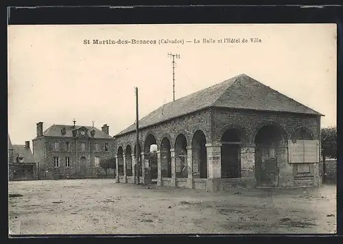 AK St-Martin-des-Besaces, La Halle et l`Hôtel de Ville