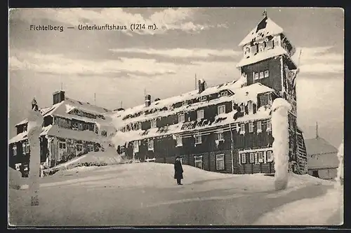AK Fichtelberg, Das Unterkunftshaus inmitten der Schneelandschaft