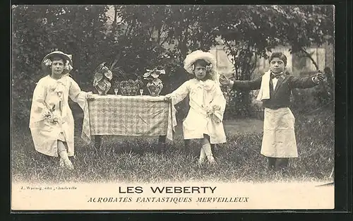 AK Akrobatengruppe Les Weberty als Kellner und Gäste in einem Garten