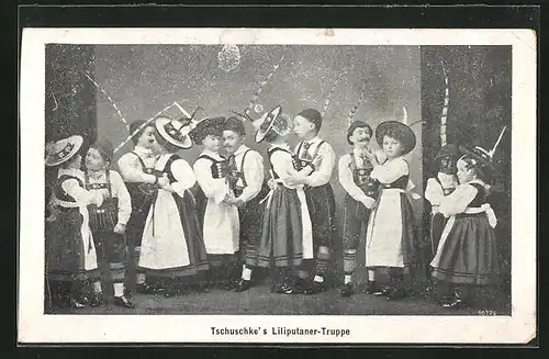 AK Tschuschke`s Liliputaner-Truppe in Tracht auf der Bühne