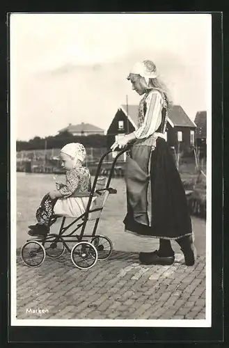 AK Marken, Niederländerin in Holzschuhen mit einem Kinderwagen