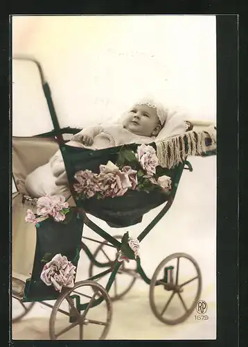 AK Kleines Baby liegt im grünen Kinderwagen mit Blumen
