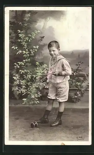 AK Kleiner Junge spielt mit einem Diabolo