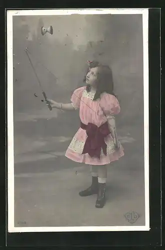 AK Mädchen im bunten Kleid spielt mit einem Diabolo