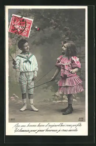 AK Junge und Mädchen spielen mit einem Diabolo, Spielzeug