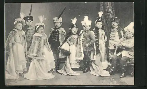 AK Liliputaner in Parade-Uniformen mit ihren elegant gekleideten Damen