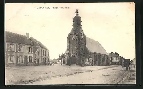 AK Tourouvre, Place de la Mairie, Strassenpartie an der Kirche