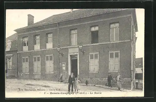 AK Hersin-Coupigny, La Mairie, Blick auf das Rathaus