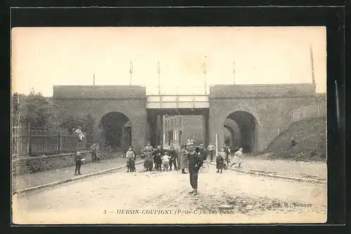 AK Hersin-Coupigny, Les Ponts, Strassenpartie bei den Brücken