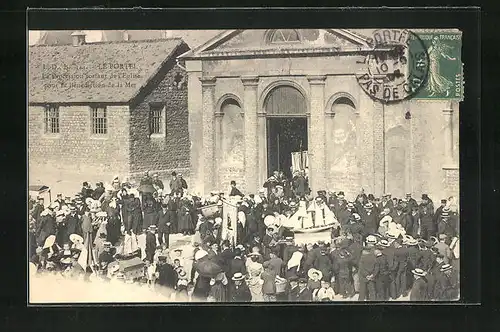 AK Le Portel, la Procession sortant de l'Eglise pour la Bénédiction de la Mer