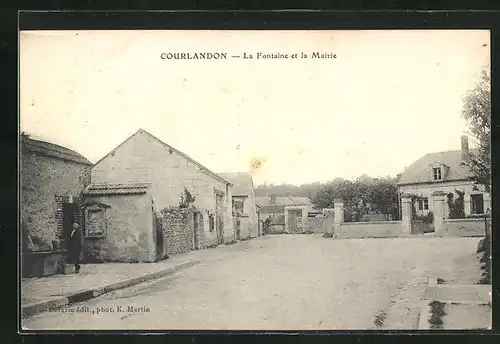 AK Courlandon, La Fontaine et la Mairie