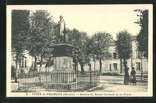 AK Vitry-le-Francois, Statue de Royer Collard et la Place