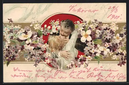 Künstler-AK Hochzeitspaar küsst sich innig inmitten eines Blütenmeeres