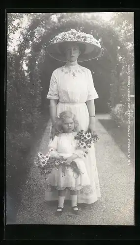 AK Herzogin Victoria Adelheid von Sachsen-Coburg-Gotha mit Hut im Garten