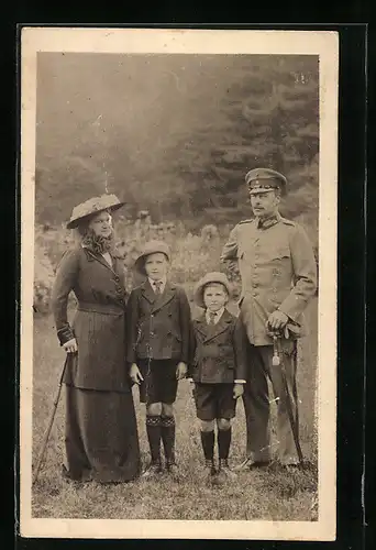 AK Die Grossherzogliche Familie von Hessen, Grossherzog Ernst Ludwig mit Gattin Eleonore und den beiden Prinzen