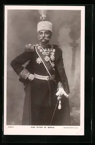 AK König Peter von Serbien in prunkvoller Uniform mit Hut