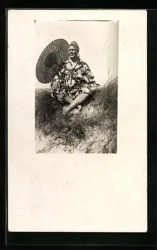 Foto-AK Travestie, Mann mit Sonnenschirm am Ostseestrand