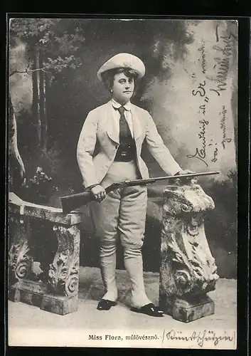 AK Variete, Miss Flora mit Gewehr