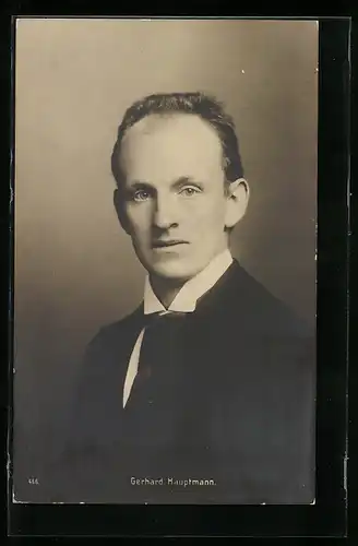 AK Porträt des Schriftstellers Gerhart Hauptmann im Anzug mit Krawatte