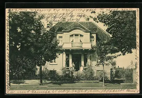 AK Bad Oeynhausen, Hotel Haus Ahrens, Goethestrasse 1, Gartenansicht mit zwei Damen im Eingang