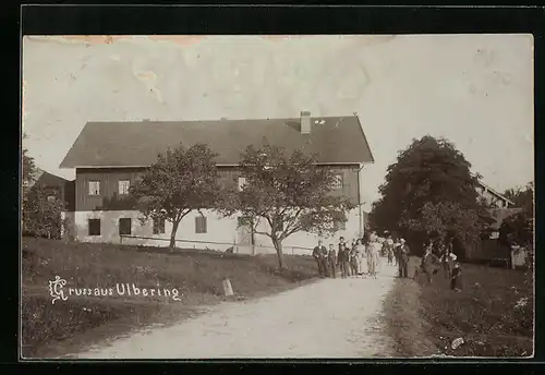 AK Ulbering, Ortspartie mit Gebäude und Passanten