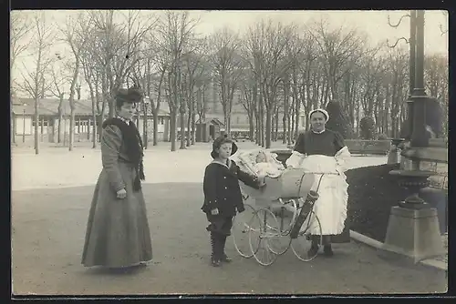 AK Dame mit ihren Kindern, Kinderwagen und Kindermädchen